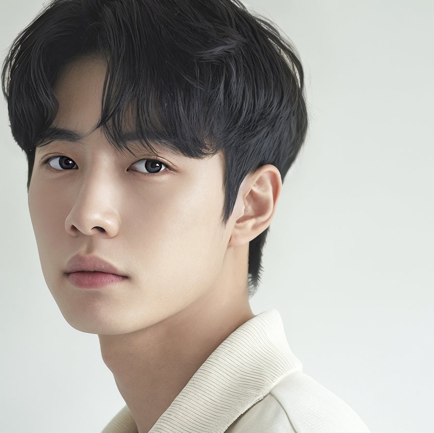 흰 셔츠의 짧은 흑발 남성 모델 정면 — 회녹색 바탕
